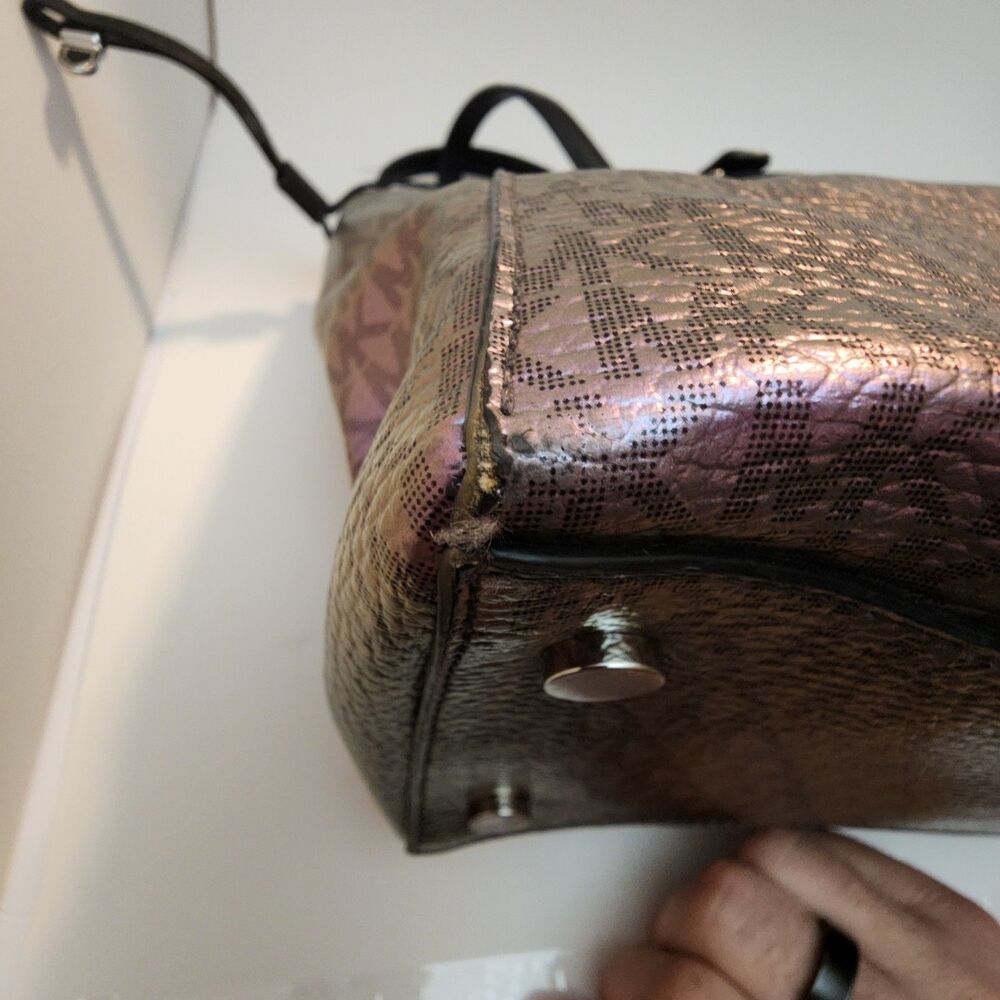 MICHAEL KORS VOYAGER TOTE HANDBAG-IRIDESCENT METALLIC HOLOGRAPHIC - Picture 16 of 16